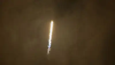 запуск ракеты-носителя Falcon 9 с группировкой из 56 микроспутников нового поколения сети Starlink., фото - Новости Zakon.kz от 04.05.2023 19:31