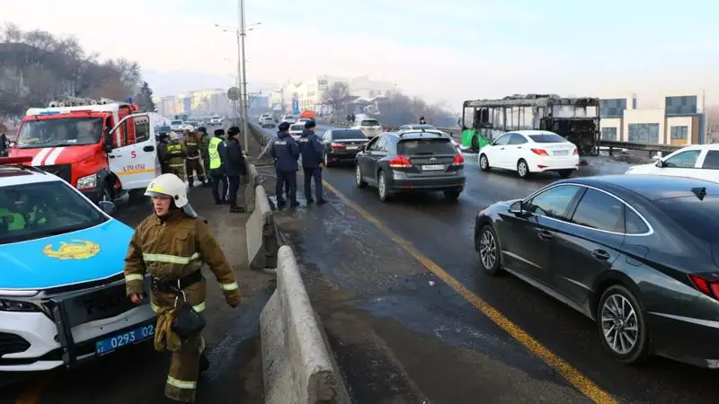 В Алматы сгорел автобус, фото - Новости Zakon.kz от 15.02.2023 09:24