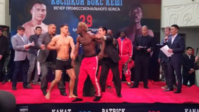 Колумбийский боксер толкнул Жанибека Алимханулы, а ганец провоцировал Жанкоша Турарова