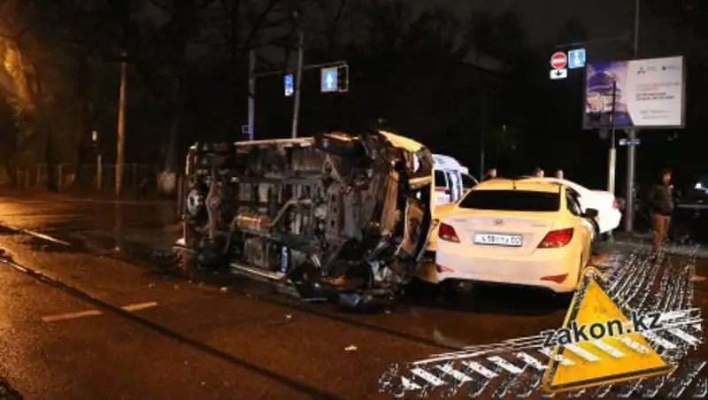 В Алматы Mercedes не пропустил "Скорую" и допустил столкновение