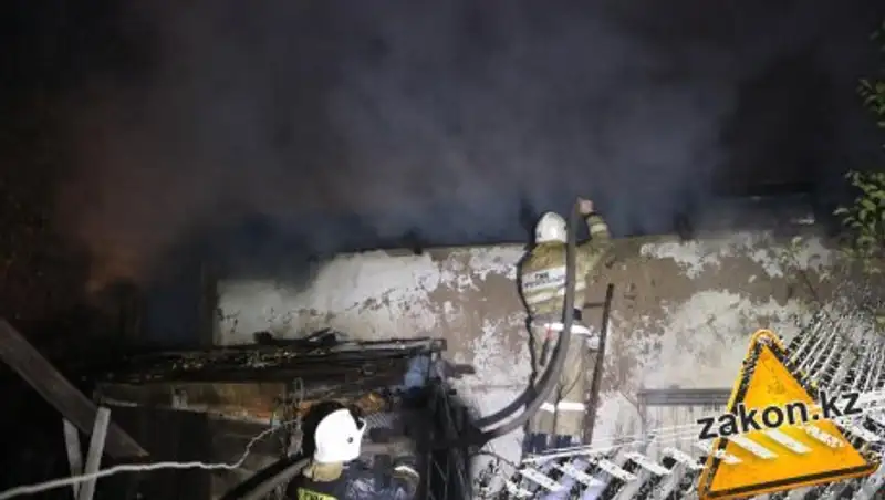 В Алматы в двух районах почти одновременно загорелись хозпостройки и частные жилые дома
