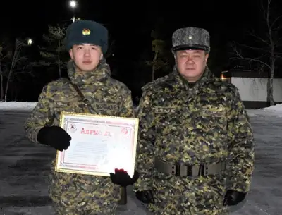 Героя популярного в TikTok видео наградили в Петропавловске, фото - Новости Zakon.kz от 22.12.2022 09:11