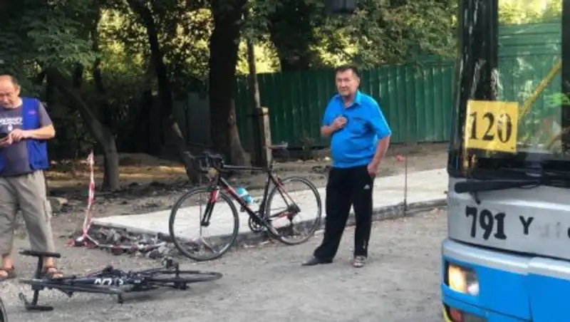 Дело расследуют по факту наезда автобуса на группу велосипедистов