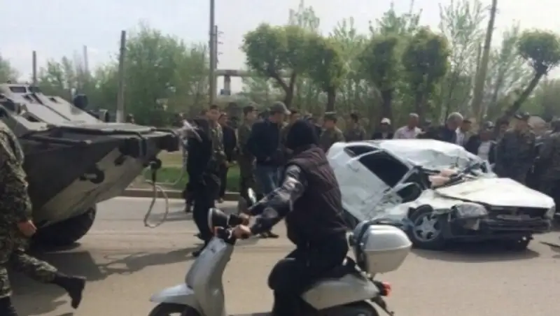 Досудебное расследование ведется по факту столкновения БТР с легковушкой