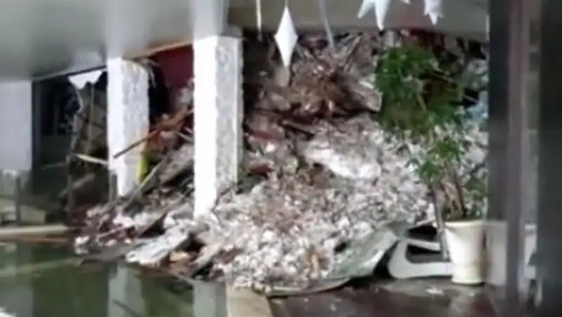 Появилось видео из оказавшегося под лавиной итальянского отеля