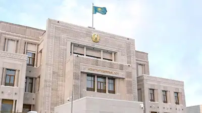 Конституционный суд рекомендовал правительству и Верховному суду уточнить нормы о возмещении морального вреда, фото - Новости Zakon.kz от 09.10.2023 09:03