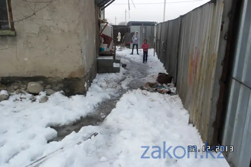 В одном из районов Алматы из-за снегопада и похолодания р. Каргалинка вышла из берегов, фото - Новости Zakon.kz от 22.12.2013 23:30