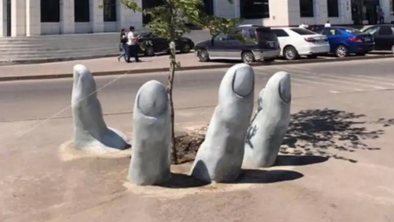 В Астане «пробившаяся» из асфальта рука удивила туристов