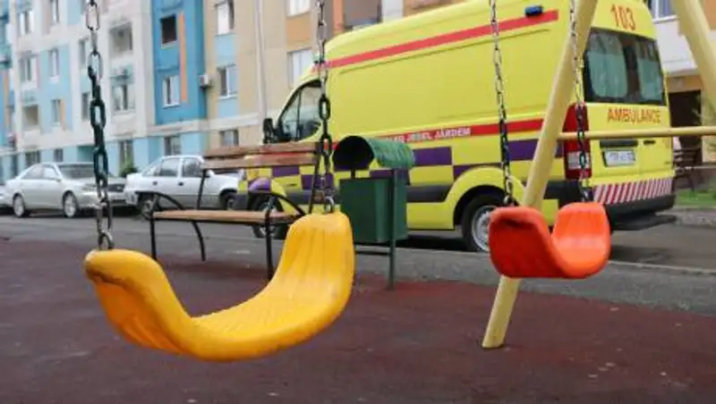 ЧП на детской площадке в Уральске: ребенок пришел в сознание