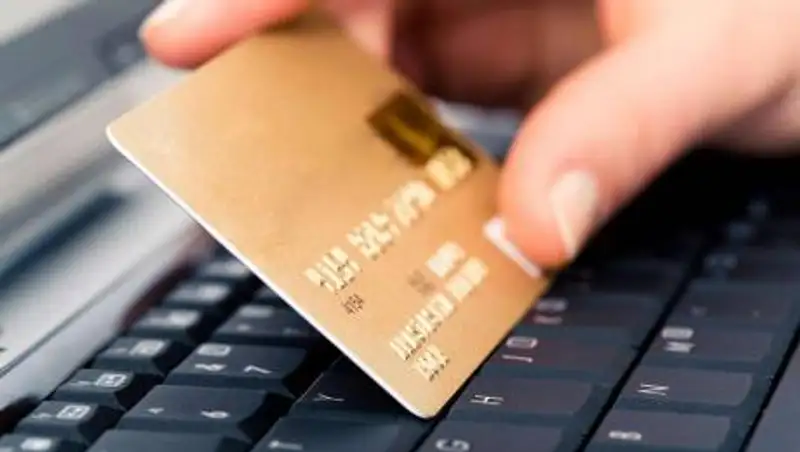 Банковский работник оформил крупный кредит на чужое имя