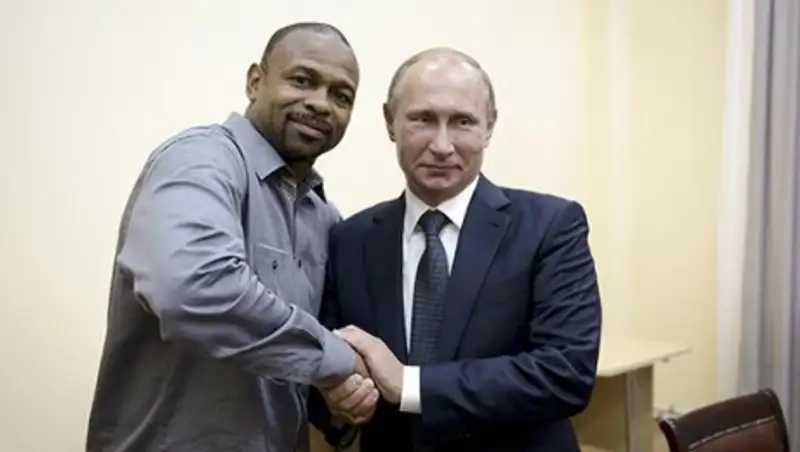 Путин пообещал помочь боксеру Рою Джонсу получить российский паспорт 
