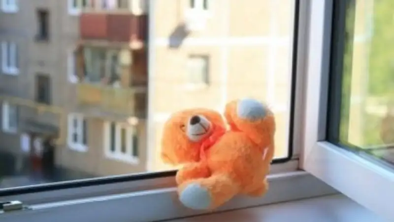 Пятилетняя девочка выпала из окна 3 этажа в Кокшетау