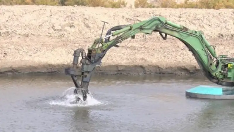 В Атырауской области полным ходом ведутся масштабные работы по дноуглублению рек Кигач и Урал