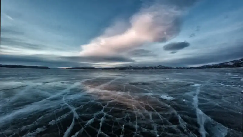 В ВКО автомобиль провалился под лед, рыбаки успели выскочить