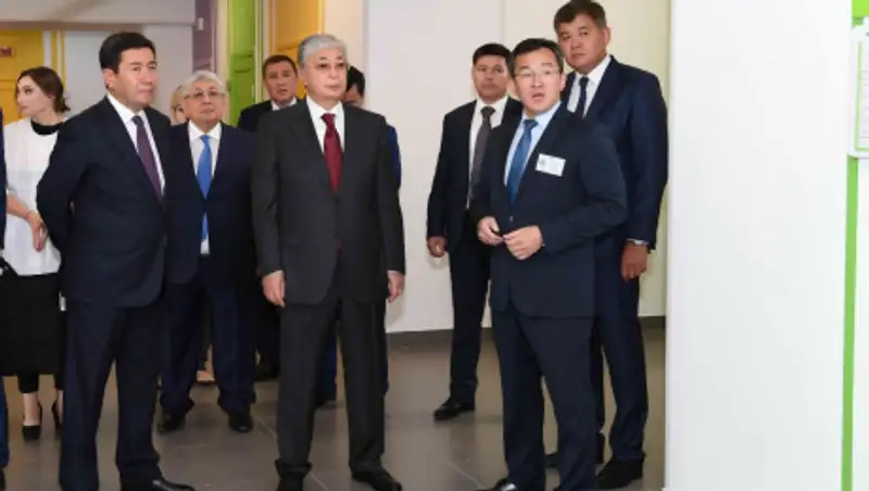 В Караганде Токаев открыл новую детскую поликлинику