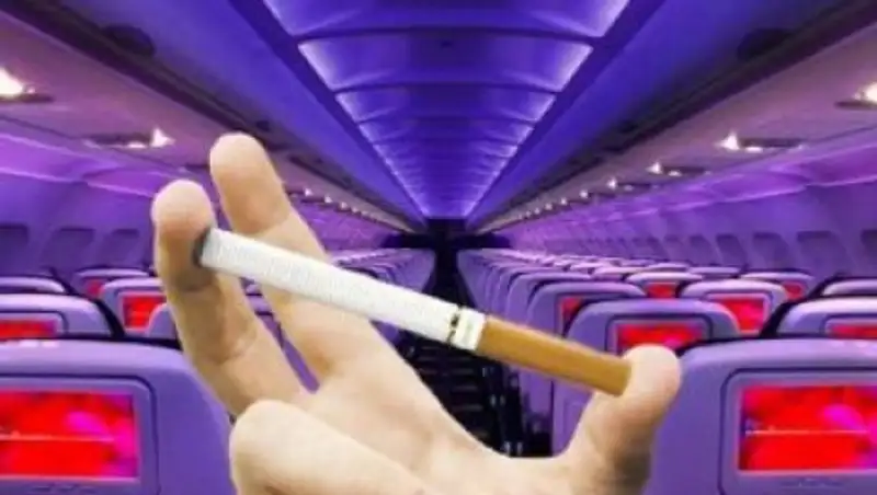 В аэропорту Астаны пассажира сняли с рейса за курение в самолете