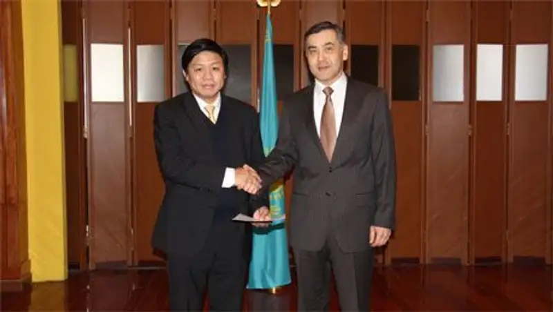 Посол РК в Китае Н.Ермекбаев вручил консульский патент почетному консулу РК в г.Хошимине