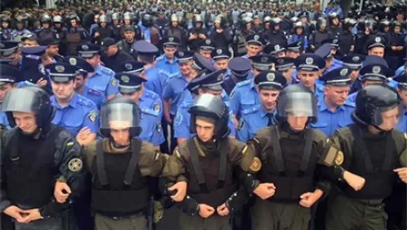 В Киеве митингующие попытались прорваться в здание администрации президента