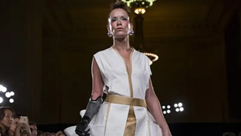 На неделе моды в Нью-Йорке появится модель с бионической рукой