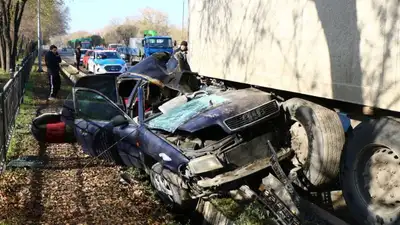  Audi A4 срезало крышу: 18-летняя сотрудница Magnum погибла в ДТП в Алматы , фото - Новости Zakon.kz от 14.11.2023 11:14