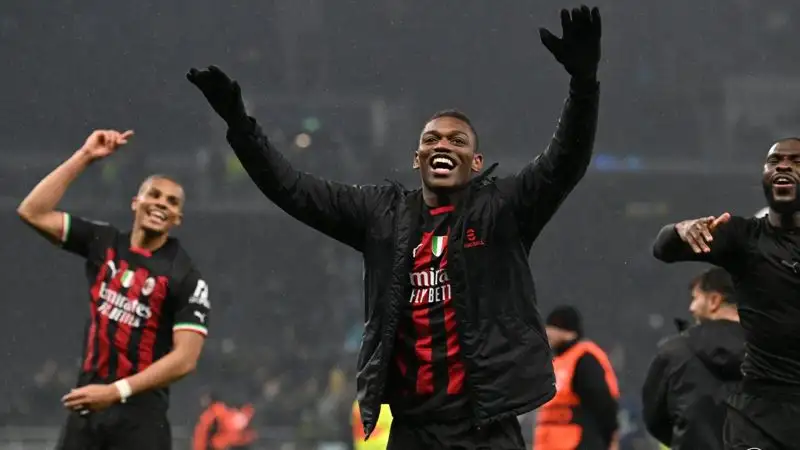 "Милан" сыграл вничью с "Тоттенхэмом" и вышел в четвертьфинал футбольной Лиги чемпионов