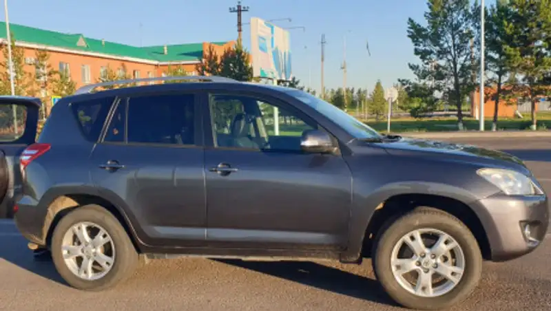 В Казахстан хотели ввезти автомобиль с поддельными номерами