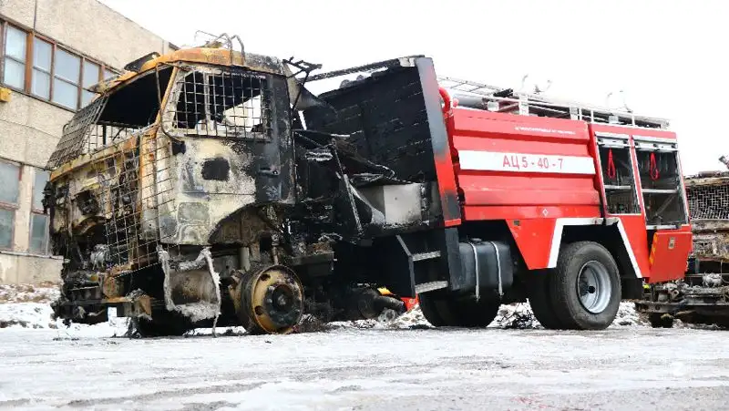 пожарные автомобили, сожженные террористами, беспорядки 2022 в Алматы, фото - Новости Zakon.kz от 13.01.2022 16:36