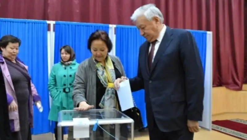 К.Джакупов с супругой проголосовали на избирательном участке в Астане