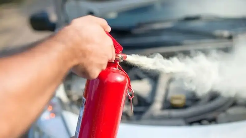 Что делать, если загорелся автомобиль: рекомендации спасателей
