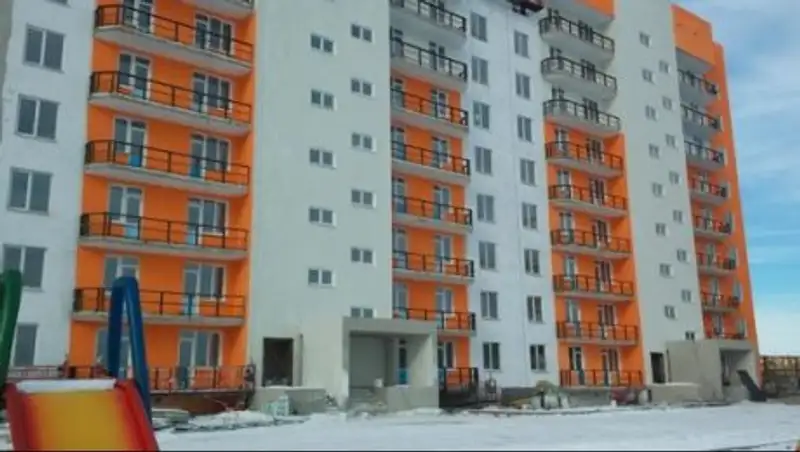 В квартирах новой многоэтажки Усть-Каменогорска лопнули трубы и обвалились потолки