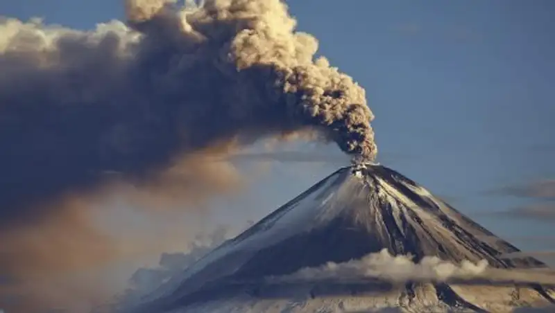 Второй за сутки столб пепла выбросил вулкан Шивелуч на Камчатке 