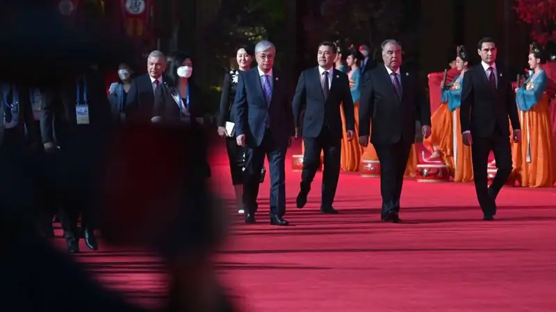 Токаев принял участие в официальной церемонии встречи глав государств в Китае, фото - Новости Zakon.kz от 18.05.2023 18:19