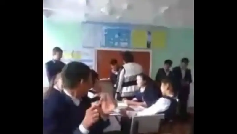 Интернет пользователей возмутило видео из казахстанской школы
