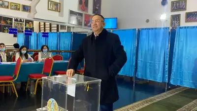 Кандидат в президенты Нурлан Ауесбаев проголосовал на выборах, фото - Новости Zakon.kz от 20.11.2022 07:53