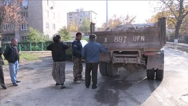 Жители Шымкента отстаивают земельный участок с кулаками