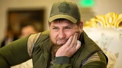 В Сети появилось видео, на котором Кадыров гуляет под дождем