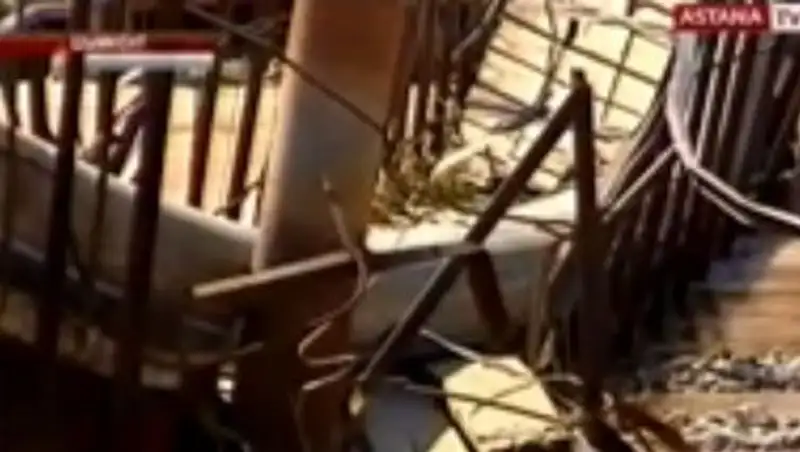 В Шымкенте обрушился пешеходный мост, соединявший между собой 2 микрорайона