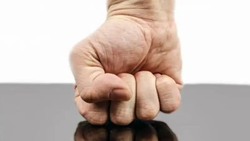 Выпал из окна после драки – видео из Павлодара