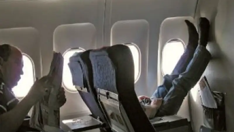 Пьяный британец пытался открыть двери самолета во время полета