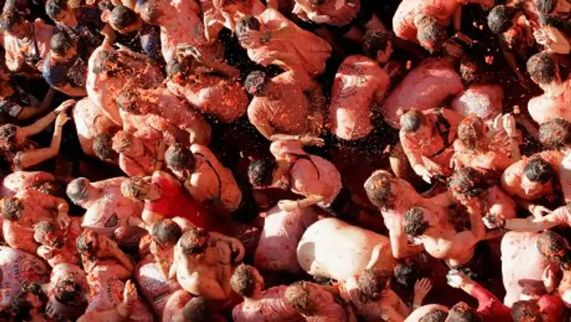 Кетчуп за час: участники фестиваля Томатина уничтожили 160 тонн помидоров