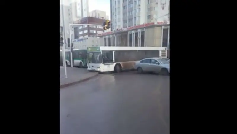 В Астане из-за неработающего светофора произошло ДТП