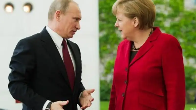 Путин обсудил с Меркель ситуацию в Донбассе