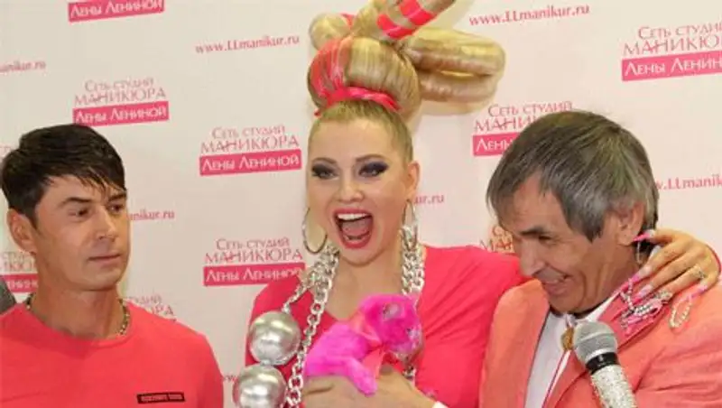 Ядовито-розовый котенок Лены Лениной возмутил Куклачева и зоозащитников