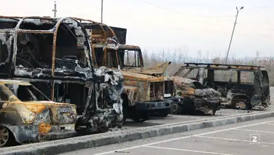 сожжённые машины, фото - Новости Zakon.kz от 13.01.2022 15:49