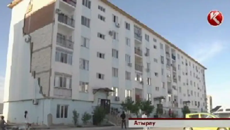 В Атырау обрушилась облицовка дома, построенного по госпрограмме