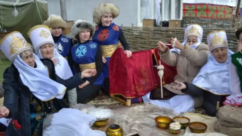 Казахстанские красавицы соревновались за звание "Мисс Наурыз" в России