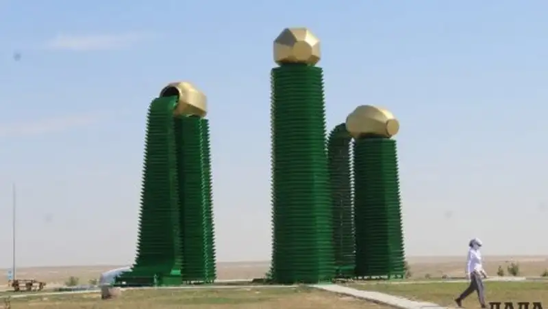 В Актау появилась необычная архитектурная композиция