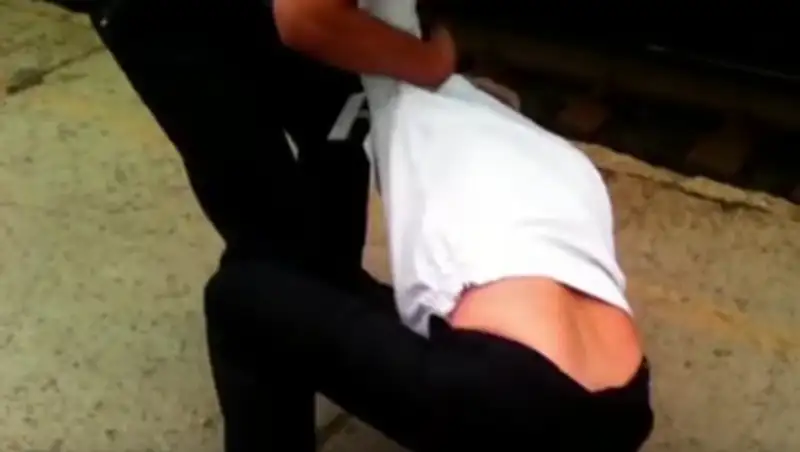 Полицейский скрутил проводника на перроне вокзала в Костанае