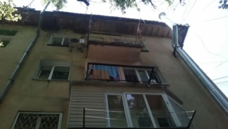 Алматинец поблагодарил пожарных за быструю эвакуацию людей из горящего дома