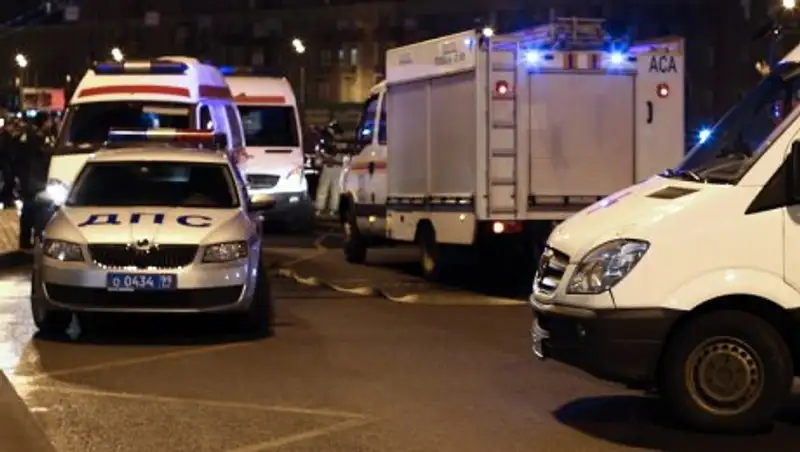 Машина влетела в автобусную остановку в Москве